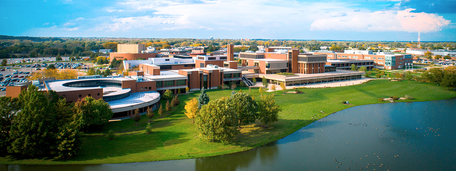 Vista aérea del Elgin Community College y el lago Spartan.